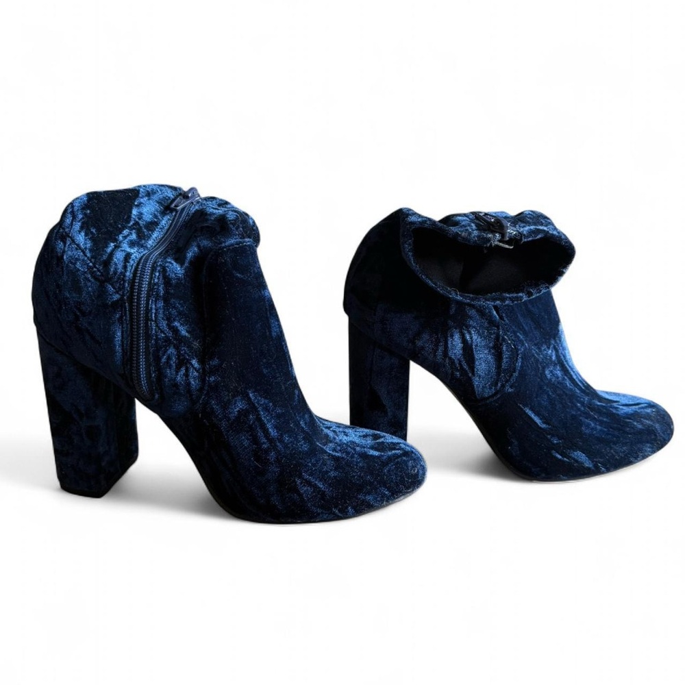 Elegant Velvet Ankle Boots in Navy Blue